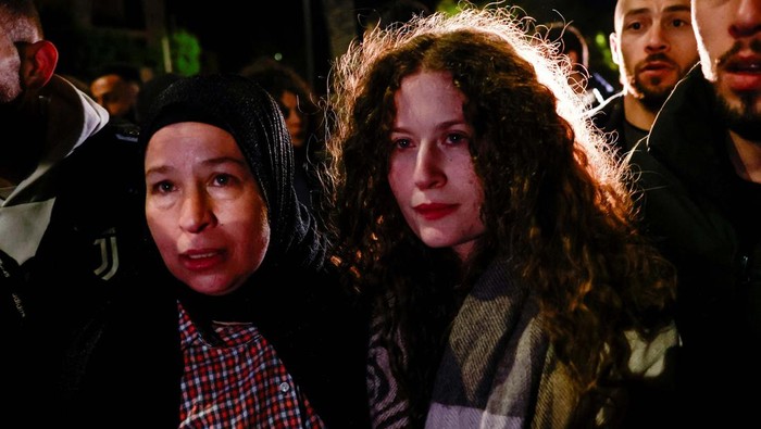 Aktivis Perempuan Palestina Ahed Tamimi Dibebaskan Israel Palestinian activist Ahed Tamimi walks with her mother after being released amid a hostages-prisoners swap deal between Hamas and Israel, in Ramallah, in the Israeli-occupied West Bank, November 30, 2023. REUTERS/Ammar Awad