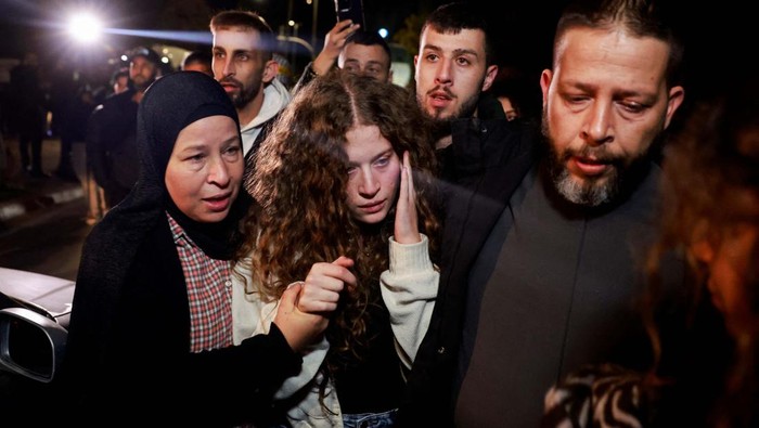 Aktivis Perempuan Palestina Ahed Tamimi Dibebaskan Israel Palestinian activist Ahed Tamimi walks with her mother after being released amid a hostages-prisoners swap deal between Hamas and Israel, in Ramallah, in the Israeli-occupied West Bank, November 30, 2023. REUTERS/Ammar Awad
