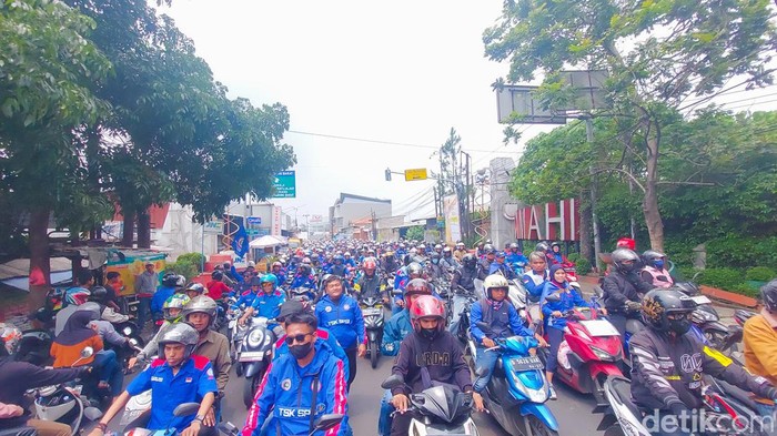 alan Raya Amir Machmud, perbatasan antara Kota Cimahi dengan Kabupaten Bandung Barat (KBB) dipadati buruh yang datang dari arah Padalarang menuju Bandung.