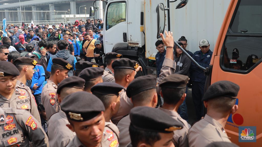 Aliansi buruh Bekasi yang tergabung Pekerja Metal Indonesia (FSPMI) dan Aliansi Buruh Bekasi Melawan (BBM) melakukan aksi mogok nasional di kawasan MM2100, Jalan Sumatra, Kecamatan Cikarang Barat, Kabupaten Bekasi, Rabu (30/11/2023). (CNBC Indonesia/Muhammad Sabki)