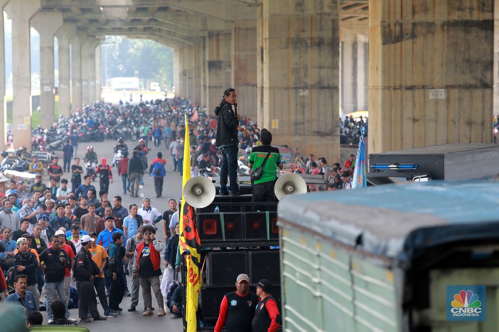 Aliansi buruh Bekasi yang tergabung Pekerja Metal Indonesia (FSPMI) dan Aliansi Buruh Bekasi Melawan (BBM) melakukan aksimogoknasionaldi kawasan MM2100, Jalan Sumatra, Kecamatan Cikarang Barat, Kabupaten Bekasi, Rabu (30/11/2023). (վ/Muhammad Sabki)