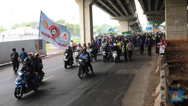 Aliansi buruh Bekasi yang tergabung Pekerja Metal Indonesia (FSPMI) dan Aliansi Buruh Bekasi Melawan (BBM) melakukan aksi mogok nasional di kawasan MM2100, Jalan Sumatra, Kecamatan Cikarang Barat, Kabupaten Bekasi, Rabu (30/11/2023). (CNBC Indonesia/Muhammad Sabki)