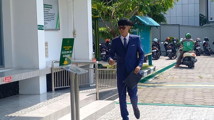 Almas Tsaqibbirru RE A saat tiba di Pengadilan Negeri (PN) Solo untuk mengikuti sidang perdana gugatan Rp 204 triliun, Kamis (30/11/2023).