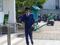 Naik Ojol-Pakai Jas, Almas Tiba di PN Solo untuk Sidang Gugatan Rp 204 T