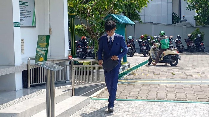 Almas Tsaqibbirru RE A saat tiba di Pengadilan Negeri (PN) Solo untuk mengikuti sidang perdana gugatan Rp 204 triliun, Kamis (30/11/2023). Almas Tsaqibbirru RE A saat tiba di Pengadilan Negeri (PN) Solo untuk mengikuti sidang perdana gugatan Rp 204 triliun, Kamis (30/11/2023).