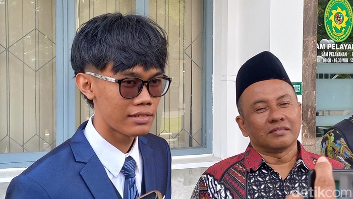 Almas Tsaqibbirru RE A saat tiba di Pengadilan Negeri (PN) Solo untuk mengikuti sidang perdana gugatan Rp 204 triliun, Kamis (30/11/2023).