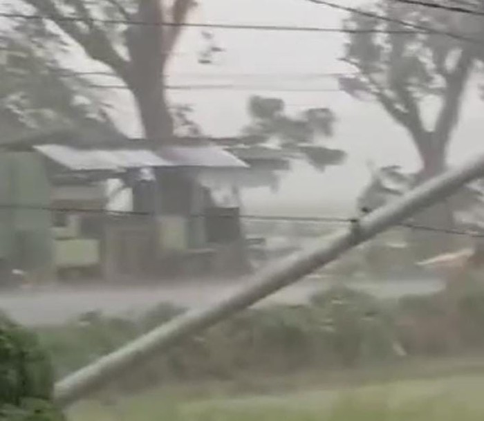 Angin Kencang Di Madiun Robohkan Pohon Tiang Listrik Dan Rusak Rumah