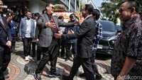 Anies langsung disambut oleh pengurus gereja saat tiba di GBI Mawar Sharon, Kelapa Gading, Jakarta Utara.