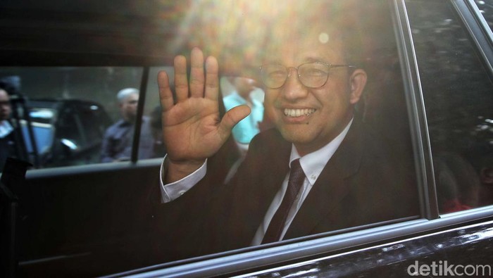 Anies Tebar Senyuman di Seminar Kebangsaan Mubes IX PGPI Capres nomor urut 1 Anies Baswedan menghadiri seminar wawasan kebangsaan Mubes IX PGPI di GBI Mawar Sharon, Jakarta, Kamis (30/11/2023).