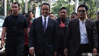 Anies yang mengenakan setelan jas tiba di GBI Mawar Sharon, Kelapa Gading, Jakarta Utara, Kamis (30/11/2023) sekitar pukul 14.00 WIB.