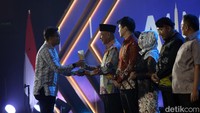 Wakil Pemimpin Redaksi detikcom Ardhi Suryadhi memberikan penghargaan kepada H.M. Arum Sabil. Peraih Anugerah Figur Akselerator Pembangunan untuk kategori Pemberdayaan Pemuda