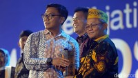 M. Sarmuji selaku Ketua DPD Partai Golkar Jawa Timur turut membawa pulang penghargaan Anugerah Figur Akselerator Pembangunan dalam kategori Tokoh Peduli Sosial dan Ekonomi Kerakyatan. Penghargaan ini diberikan kepada M. Sarmuji karena dinilai telah berhasil dalam membangun UMKM dengan penyediaan fasilitas kepada UMKM. Adapun upaya yang dilakukannya yakni dengan memberikan pelatihan hingga gelaran festival.