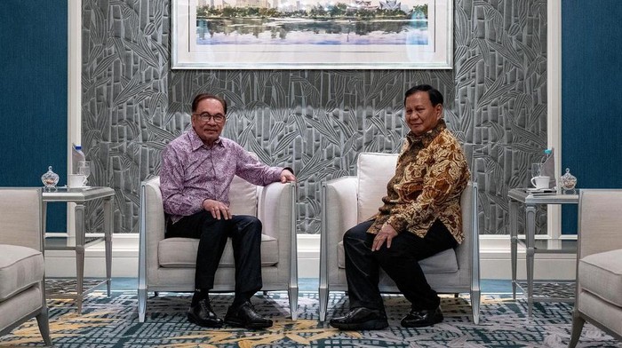 Perdana Menteri (PM) Malaysia Anwar Ibrahim bertemu dengan capres nomor urut 2 sekaligus Manteri Pertahanan (Menhan) RI Prabowo Subianto di Malaysia, Kamis (30/11/2023). Anwar menyebut pertemuan dengan Prabowo sebagai perjumpaan sahabat lama.