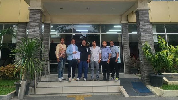 Arya Sinulingga saat melaporkan Nazaruddin Dek Gam ke Polda Sumut. Foto: (Dok. pribadi Tommy Sinulingga)