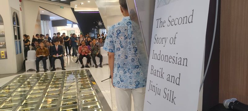 Pameran batik-sutera bertajuk 'Bagian Kedua dari Kisah Batik Indonesia dan Jinju Silk' sukses digelar.