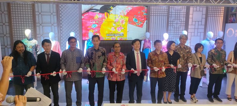Pameran batik-sutera bertajuk 'Bagian Kedua dari Kisah Batik Indonesia dan Jinju Silk' sukses digelar.