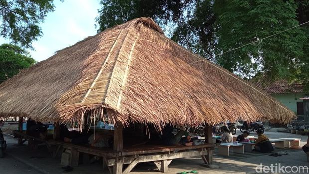 Bale Panjang di Desa Sarabau, Kecamatan Plered, Kabupaten Cirebon