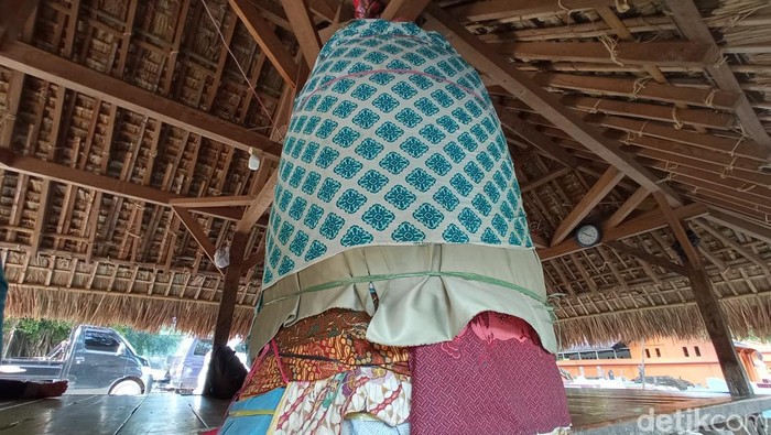 Bale Panjang di Desa Sarabau, Kecamatan Plered, Kabupaten Cirebon