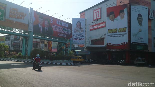 Penampakan baliho capres dan cawapres yang terpasang di kawasan Alun-alun Simpang Tujuh Kudus, Kamis (30/11/2023).
