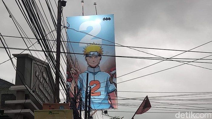 Baliho Naruto pose dua jari mejeng di Jalan Kaliurang Sleman, Kamis (30/11/2023).