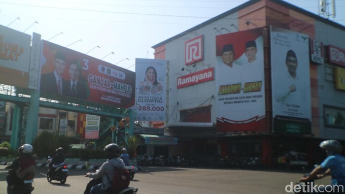 Penampakan baliho capres dan cawapres yang terpasang di kawasan Alun-alun Simpang Tujuh Kudus, Kamis (30/11/2023).