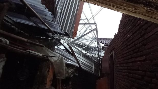 Bangunan rusak terdampak hujan deras disertai angin kencang di Malang.