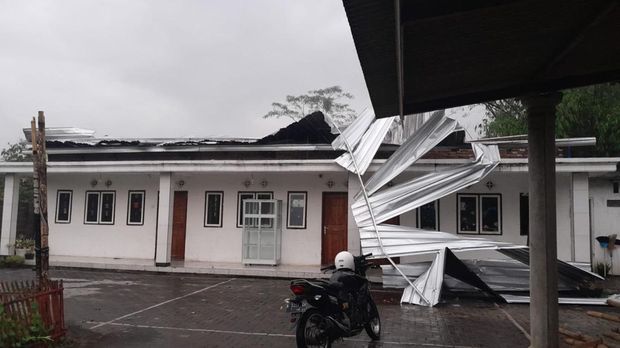 Bangunan rusak terdampak hujan deras disertai angin kencang di Malang.