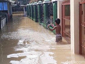 Banjir di Gang Haji Maliki Cawang Jadi Wahana Main Air Bocah
