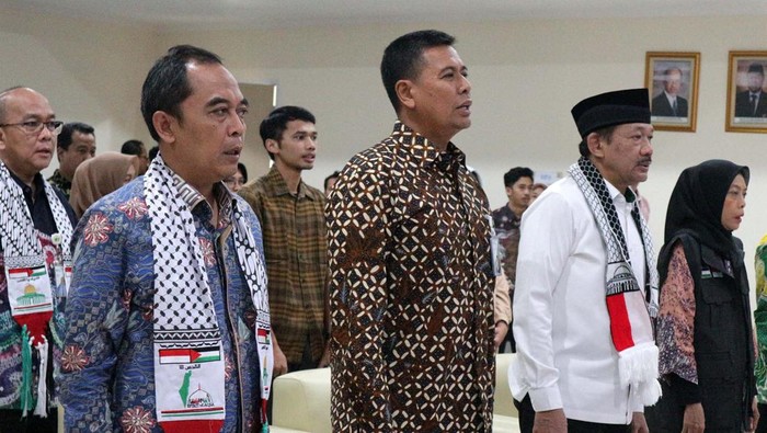 BPJS Ketenagakerjaan bekerja sama dengan Badan Amil Zakat Nasional (Baznas) RI akan menyerahkan bantuan kemanusian terhadap perang yang terjadi di Palestina. Bantuan yang dikumpulkan oleh karyawan BPJS Ketenagakerjaan ini diserahkan langsung oleh Direktur Utama Anggoro Eko Cahyo kepada Ketua Baznas Noor Achmad di Kantor Pusat Baznas, Kamis (30/9/2023).