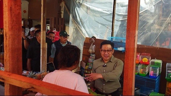 Cawapres nomor urut 1 Muhaimin Iskandar atau Cak Imin menyambangi kawasan Chinatown, Glodok, Jakarta Barat, Kamis (30/11/2023), pada masa kampanye Pilpres 2024. Cak Imin menyempatkan diri untuk mampir ke Rumah Teh Pantjoran.