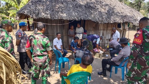 Polisi saat melakukan olah TKP kasus bunuh diri di Kelurahan Naikliu, Kecamatan Amfong Utara, Kabupaten Kupang, NTT. (Dok Polsek Amfoang Utara).
