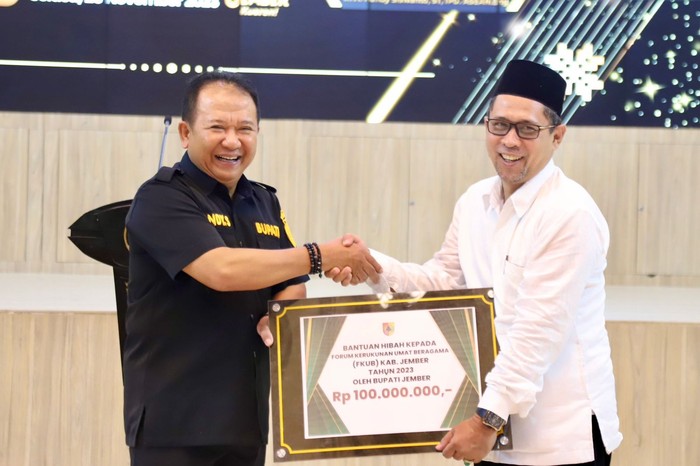 Bupati Jember Serahkan Dana Hibah