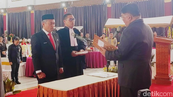 Bupati Tana Toraja Theofilus Allorerung saat melantik dr Rudhy Andi Lolo sebagai Sekda Tana Toraja.