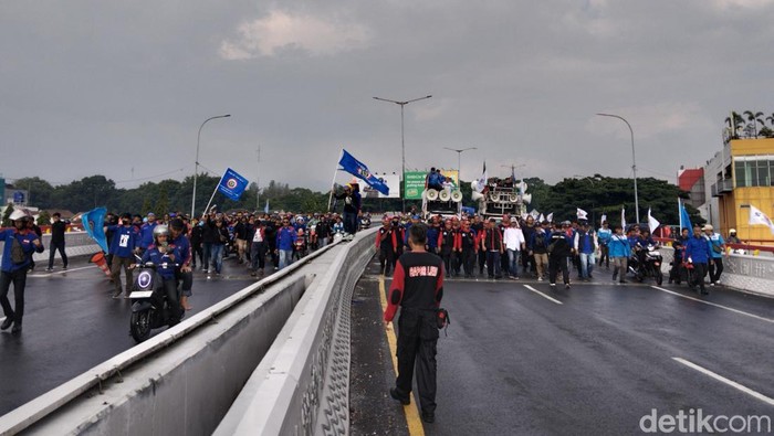 Buruh blokade Jalan layang Mochtar Kusumaatmadja