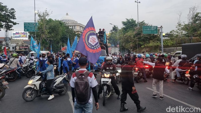 buruh di jatim demo kantor gubernur jati desak umk 2024 naik 15 persen