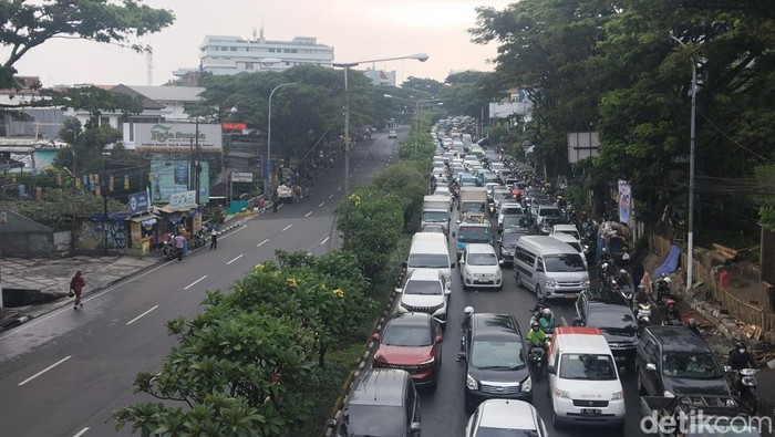 Buruh tutup Jl Dr Djunjunan dari Pasteur arah Gedung Sate yang membuat lalu lintas lumpuh.