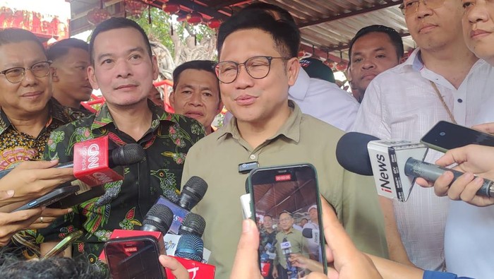 Cawapres nomor urut 1 Cak Imin di Wihara Dharmabakti, Glodok, Jakarta Barat, Kamis (30/11/2023).