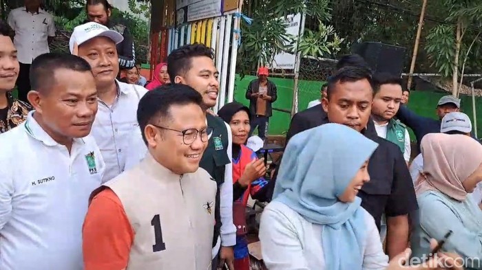 Cak Imin saat berkunjung ke Lapangan Voli, Bintaro, Pesanggaran, Jakarta Selatan, Kamis (30/11/2023).