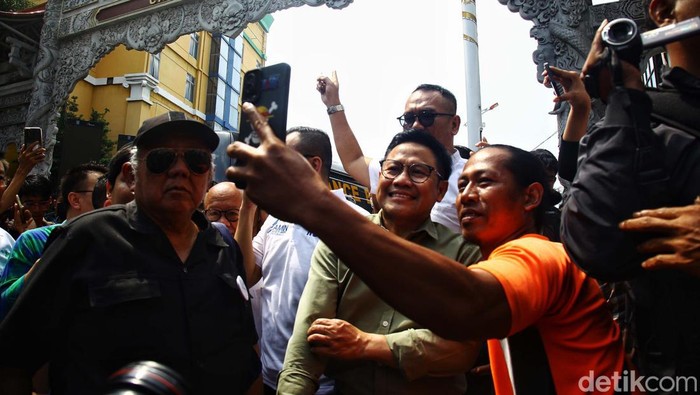 Cawapres nomor urut 1 Muhaimin Iskandar atau Cak Imin mendatangi kawasan Chinatown, Glodok, Jakarta Barat, Kamis (30/11/2023). Kedatangannya untuk mendengarkan keluh kesah pedagang.