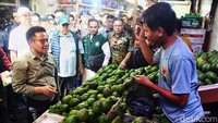 Cak Imin menyapa pedagang buah di kawasan Chinatown Glodok. Dia juga sempat berdialog dengan pedagang tersebut.  