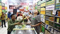 Pasangan Anies Baswedan di Pilpres 2024 itu juga mengecek obat-obatan yang dijual di Chinatown Glodok.