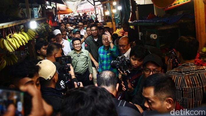 Cawapres nomor urut 1 Muhaimin Iskandar atau Cak Imin mendatangi kawasan Chinatown, Glodok, Jakarta Barat, Kamis (30/11/2023). Kedatangannya untuk mendengarkan keluh kesah pedagang.