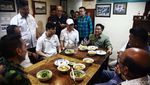 Momen Cak Imin Sapa Pedagang dan Makan Soto di Chinatown Glodok