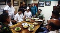 Cak Imin juga menyempatkan diri mampir ke Rumah Teh Pantjoran, lalu makan soto tangkar.  