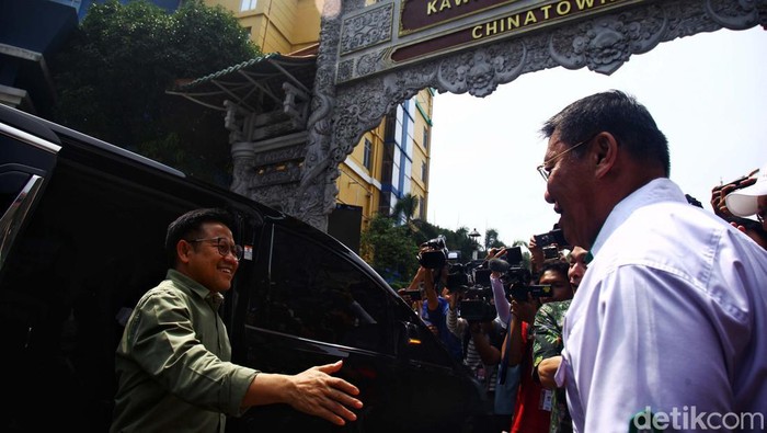 Cawapres nomor urut 1 Muhaimin Iskandar atau Cak Imin mendatangi kawasan Chinatown, Glodok, Jakarta Barat, Kamis (30/11/2023). Kedatangannya untuk mendengarkan keluh kesah pedagang.