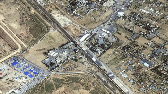 Citra Satelit Kondisi Jalur Gaza Selama Gencatan Senjata Israel-Hamas This satellite image provided by Maxar Technologies shows the Rafah border crossing in Gaza, on Sunday, Nov. 26, 2023. The cease-fire between Israel and Hamas began Friday, Nov. 24. (Satellite image Β©2023 Maxar Technologies via AP)