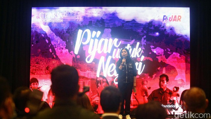 CT ARSA Lepas 10 Guru Muda ke Pelosok Indonesia Sebanyak 10 relawan guru muda dilepas oleh Ketua CT ARSA Foundation, Anita Ratnasari Tanjung. Mereka kaan bertugas di pelosok Indonesia.