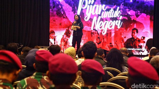 Sebanyak 10 relawan guru muda dilepas oleh Ketua CT ARSA Foundation, Anita Ratnasari Tanjung. Mereka kaan bertugas di pelosok Indonesia.