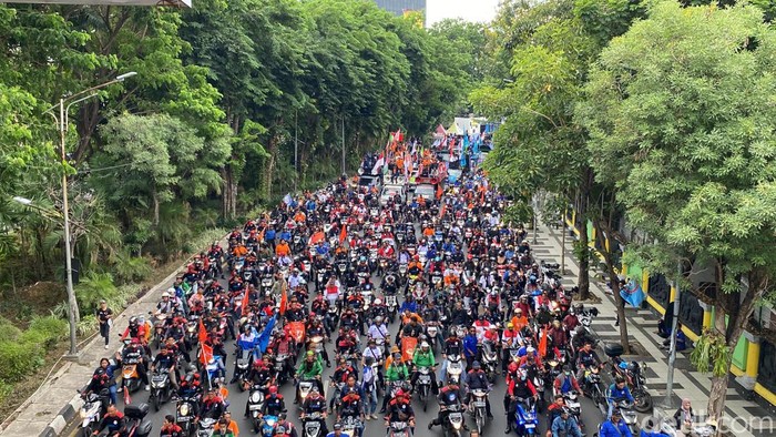 demo buruh 2024 desal kenaikan umk 15 persen di depan kbs