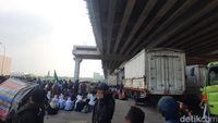 Buruh Demo Di Cikarang Masih Bertahan Sore Ini, Lalin Macet